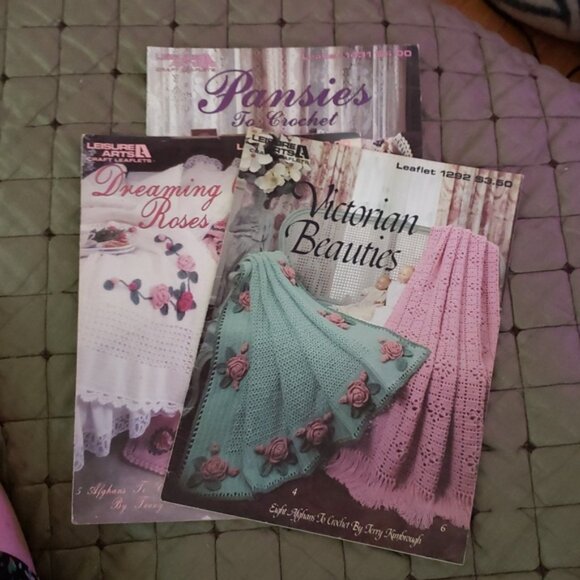 3 Vintage Leisure Arts Crochet Pattern Books Afghans Pansies Roses - Picture 1 of 7